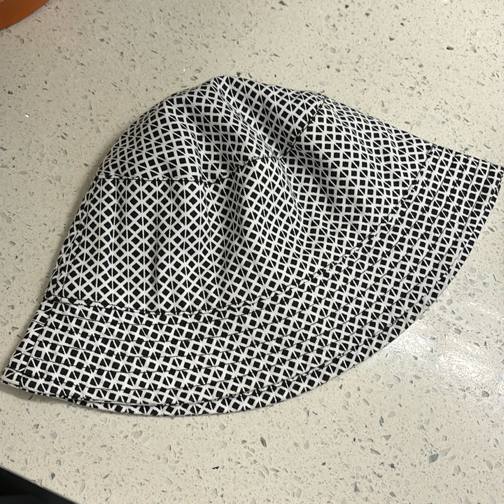 MWOT Gap bucket hat